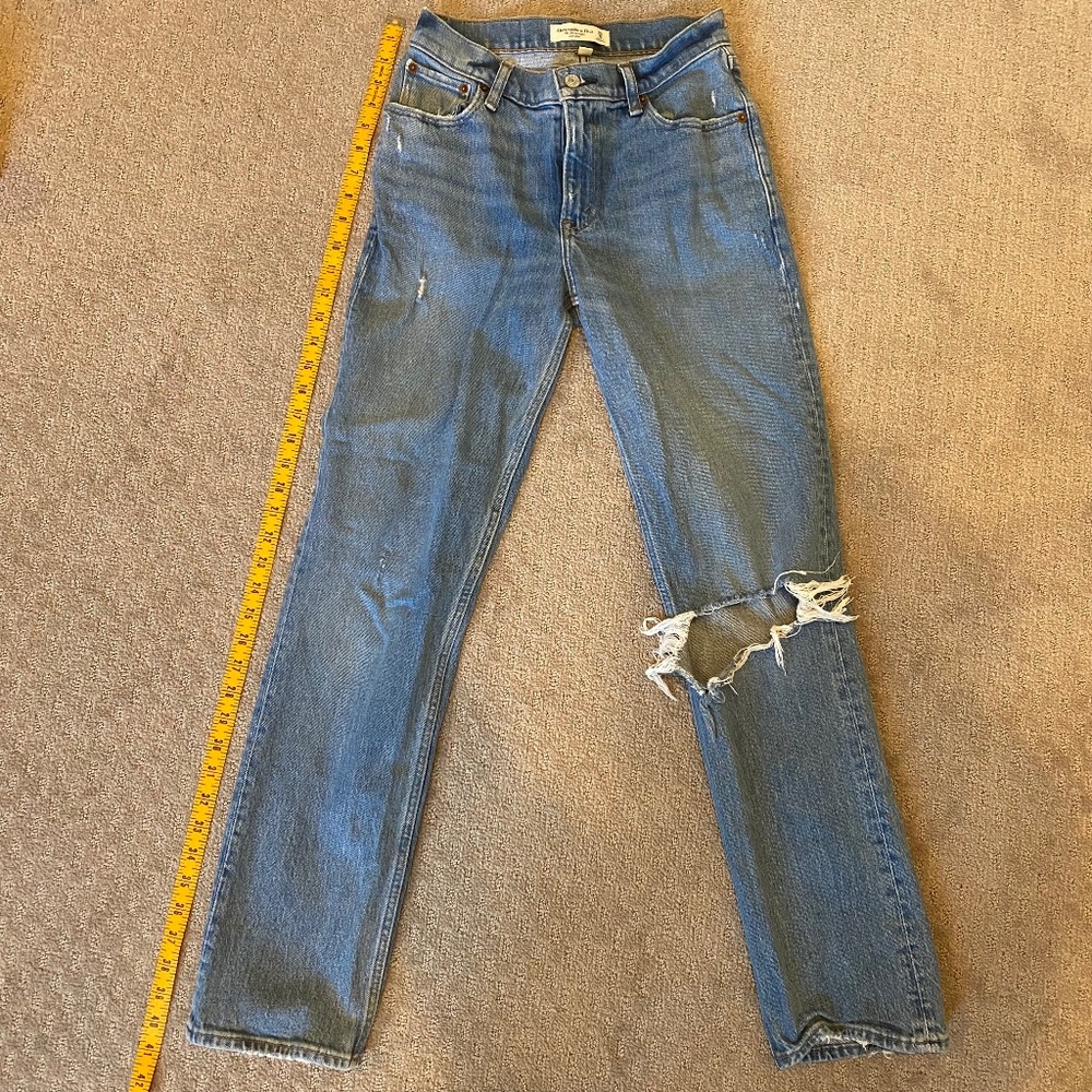 A&F Curve Love 90's Straight Low-Rise Jeans - Picture 2 of 4